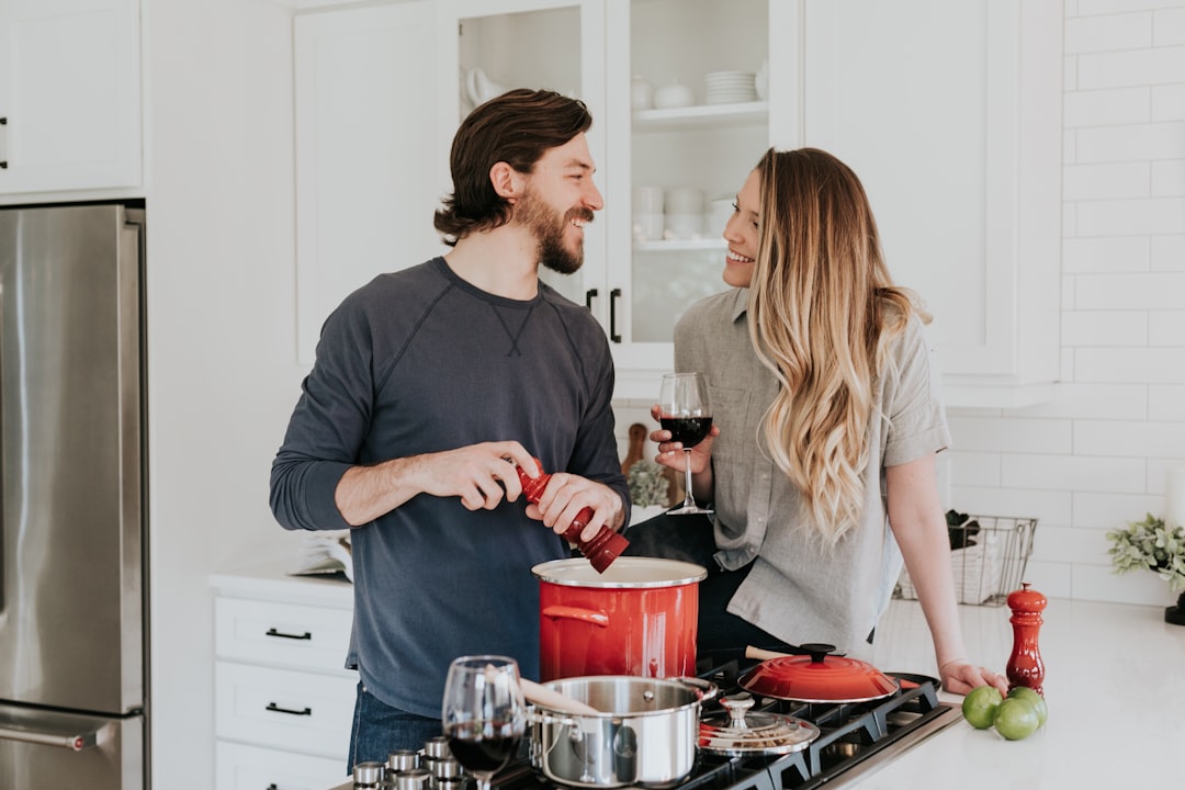 Paar kocht gemeinsam zuhause und verbringt bewusste Date-Zeit